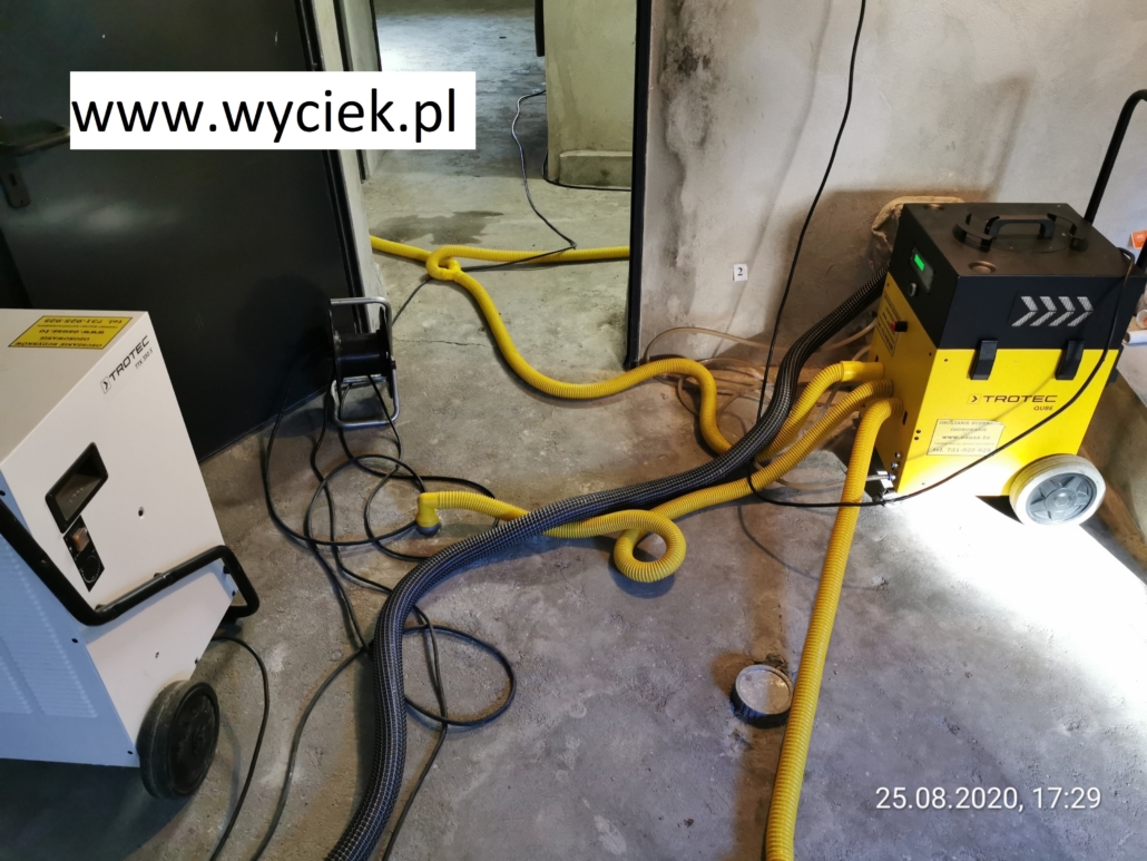 Suszenie pomieszczeń po zalaniach wodą deszczową.