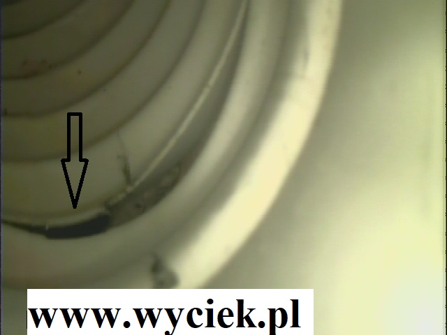 uszkodzona giętka rura kanlizacyjna