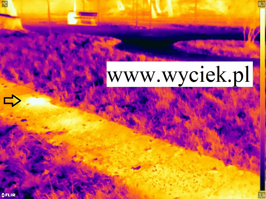 wyciek wody z instalacji ciepłowniczej.