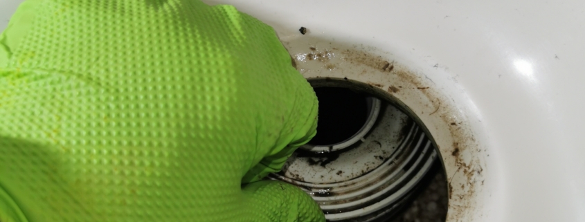 cieknie woda pod prysznicem