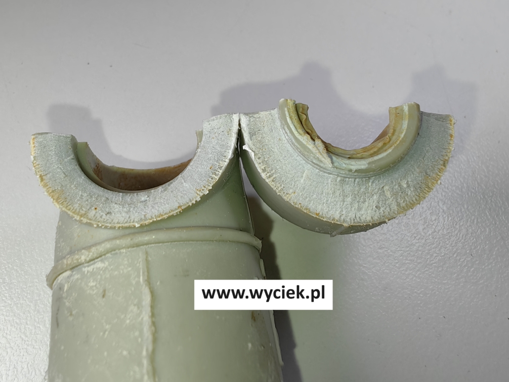 Pęknięta kształtka, kolano rury PP.