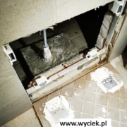 Częsta przyczyna zalania. Woda pod wanną