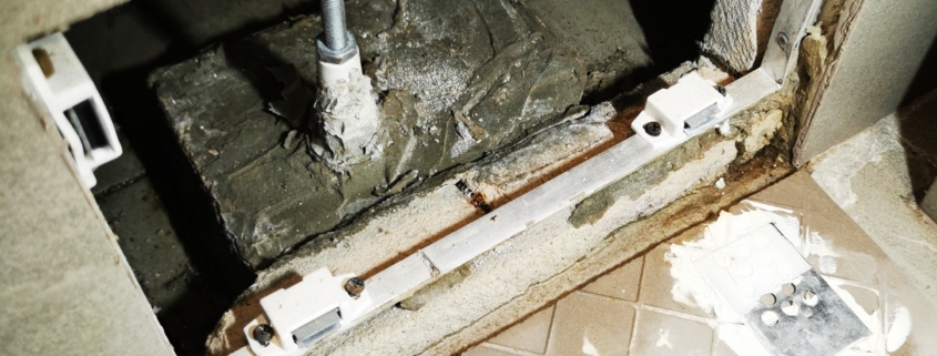 Częsta przyczyna zalania. Woda pod wanną