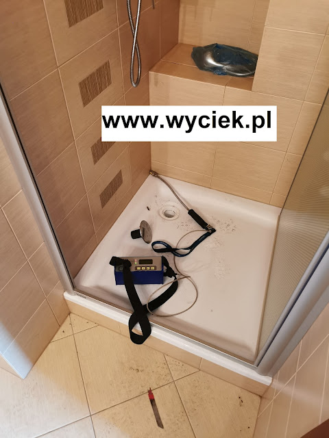 Wyciek spod brodzika kabiny prysznicowej