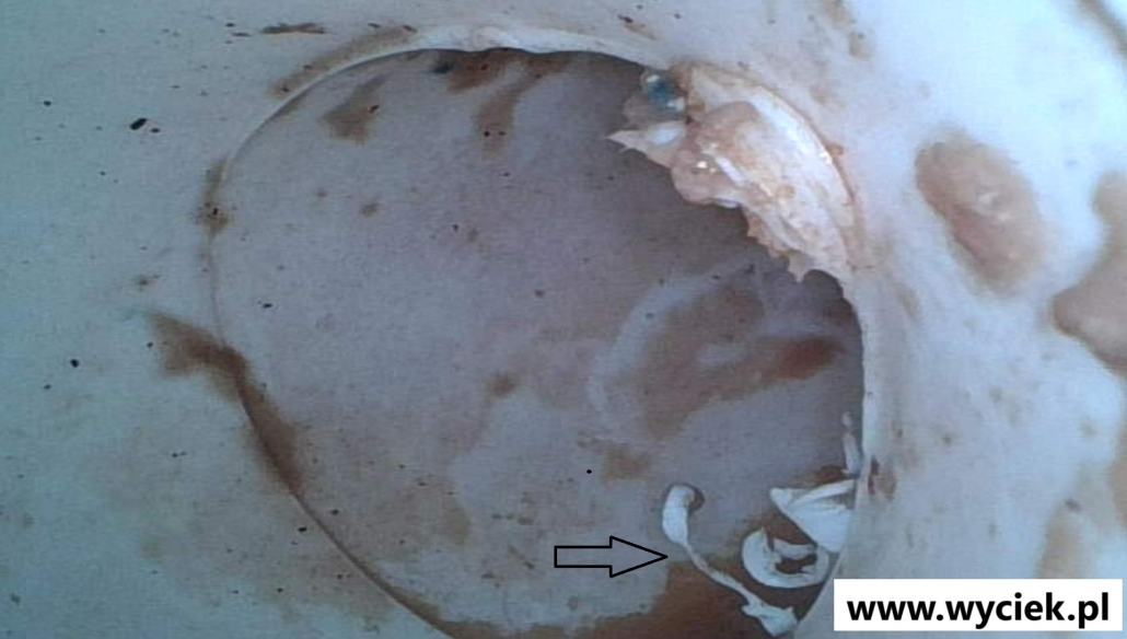 dziura w rurze kanalizacyjnej