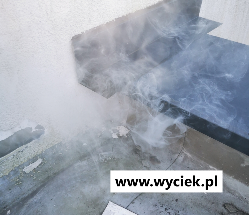 próba szczelności dachu dymem