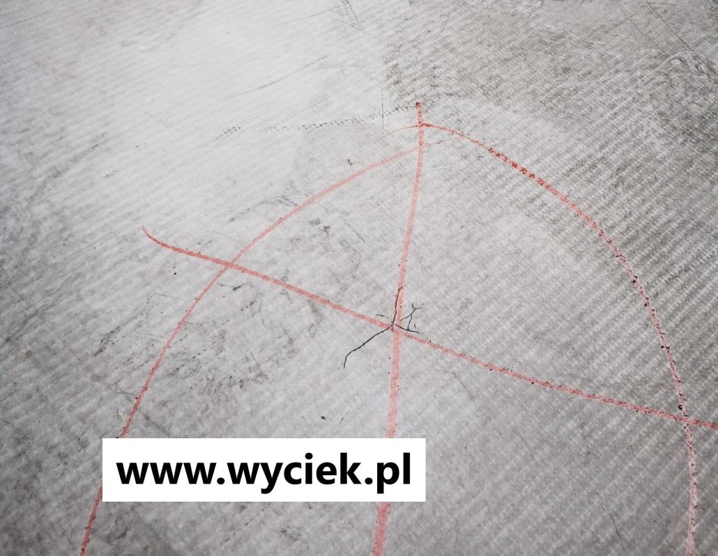 szukanie wycieku na dachu płaskim