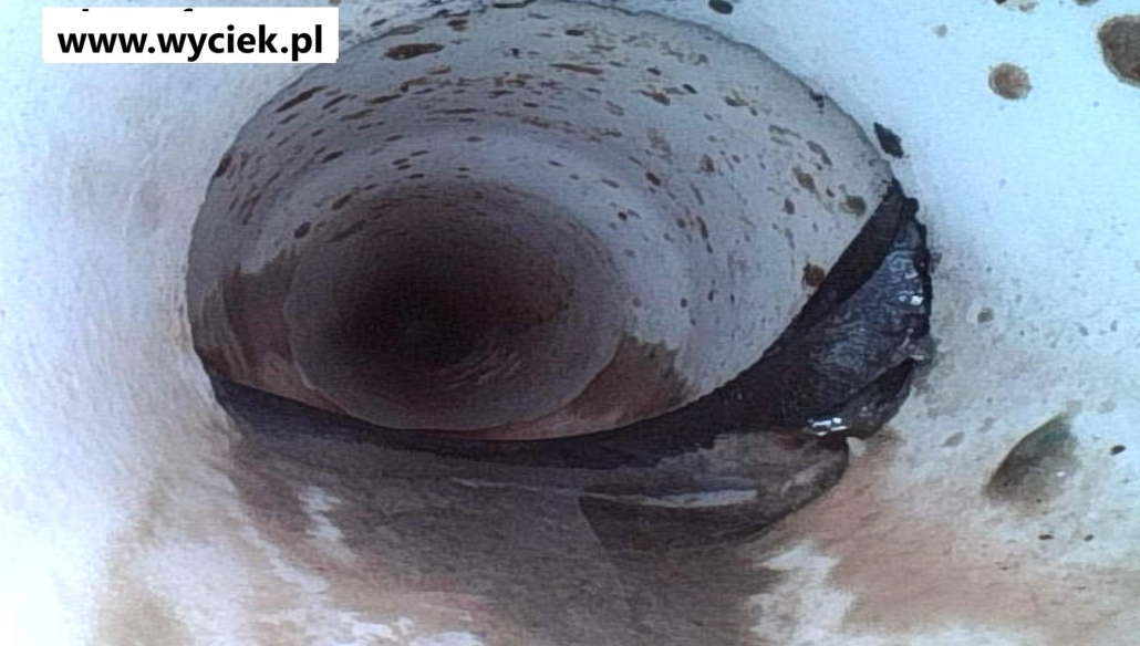 wyciek wody z kanalizacji