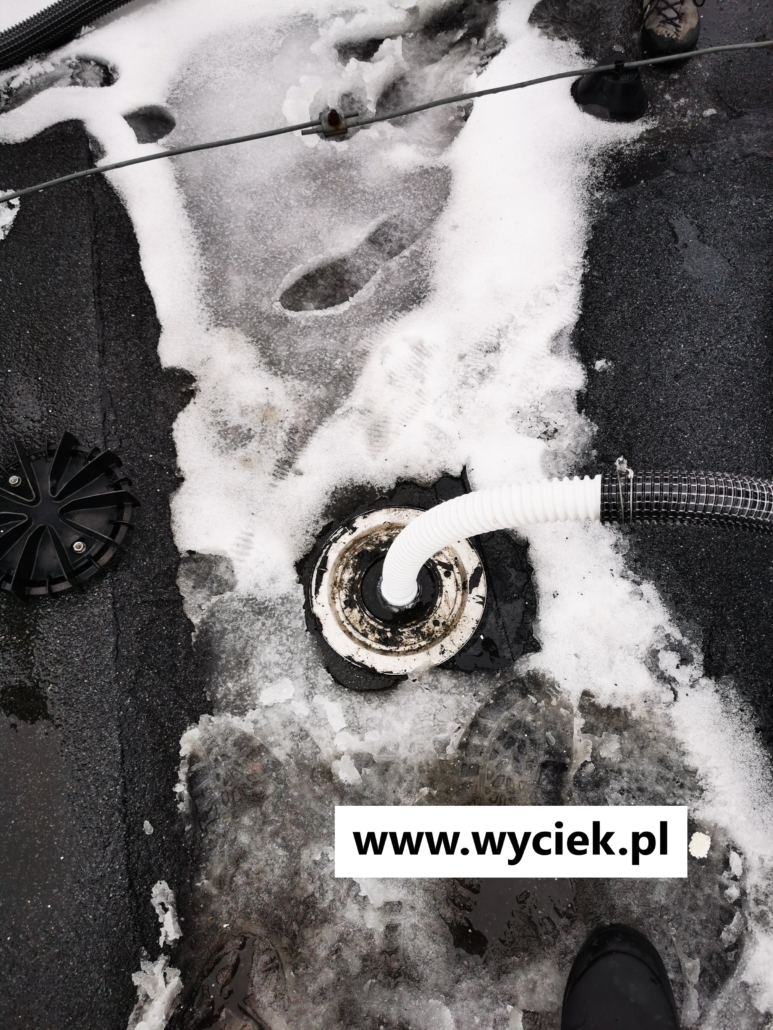 zadymianie wpustu dachowego