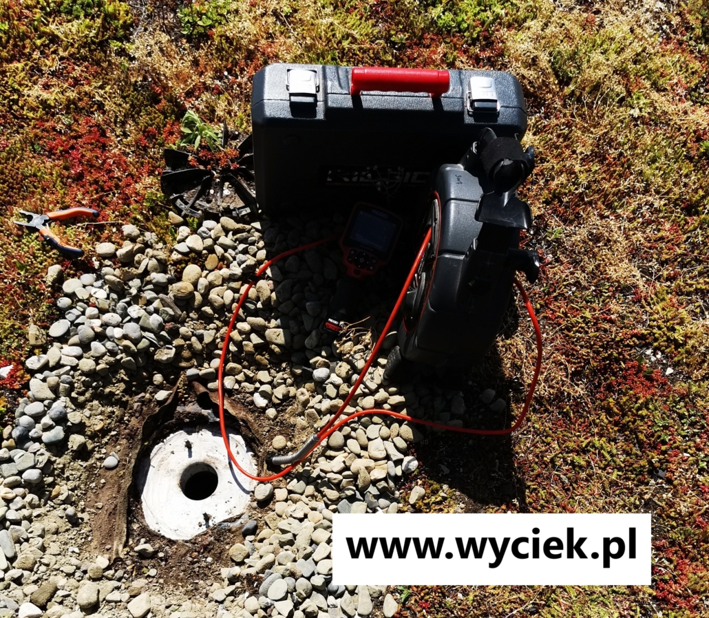 inspekcja rury odpływowej wody dachu