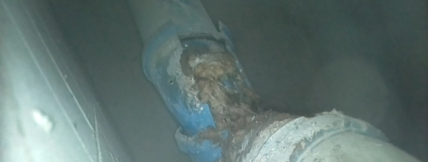 uszkodzona rura kanalizacyjna w szachcie