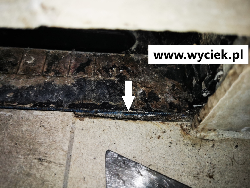 przeciek z odpływu ściennego