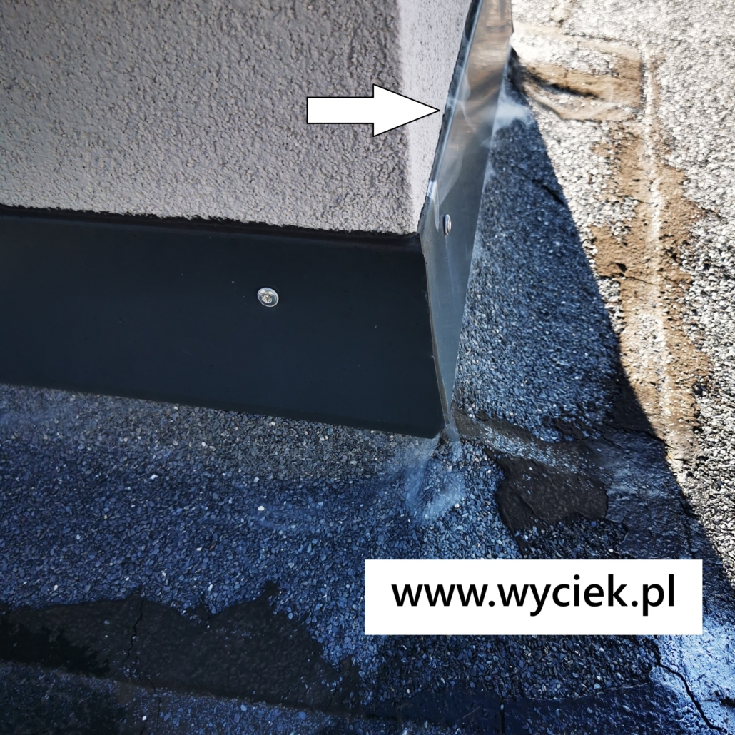 Nieszczelne obróbki blacharskie komina