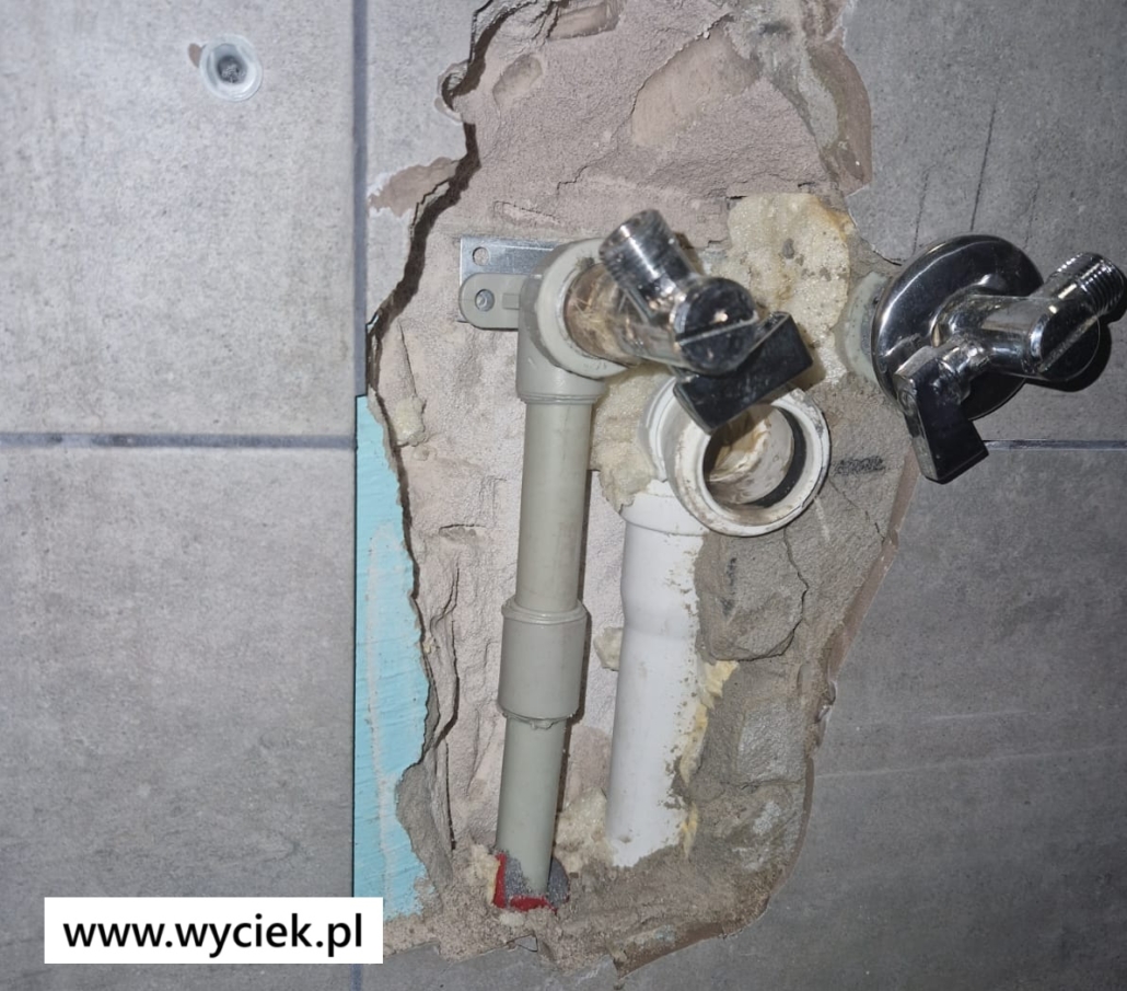 co powoduje wycieki wody w budynkach