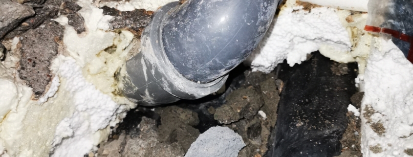 Uszkodzona rura kanalizacyjna odpływu liniowego
