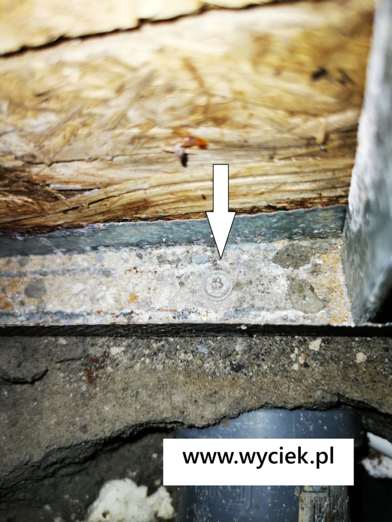 wkręt w rurze kanalizacyjnej