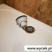 nieszczelny odpływ pod brodzikiem