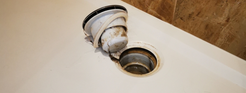 nieszczelny odpływ pod brodzikiem