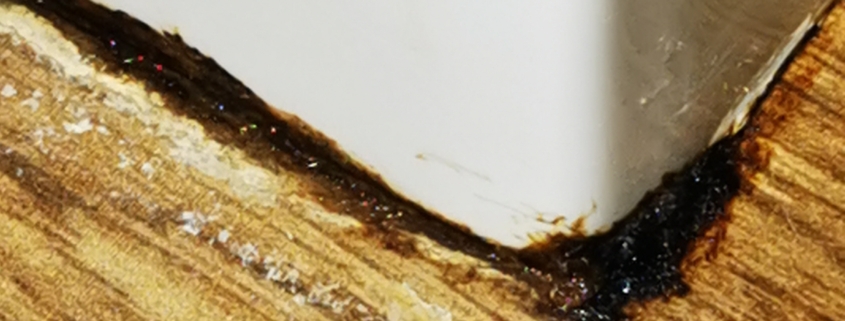 Woda wypływa spod prysznica.