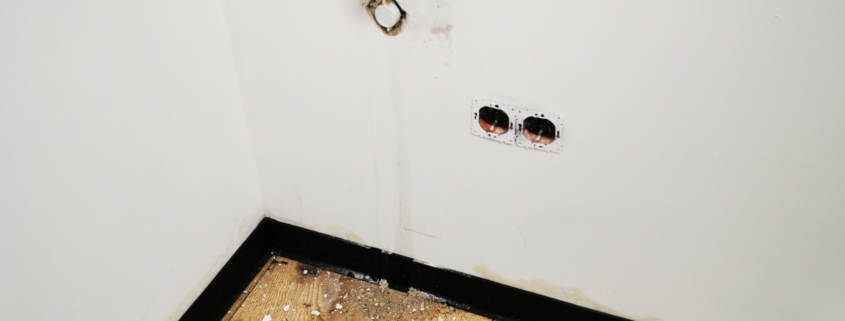 wyciek z instalacji kanalizacyjnej w budynku jednorodzinnym