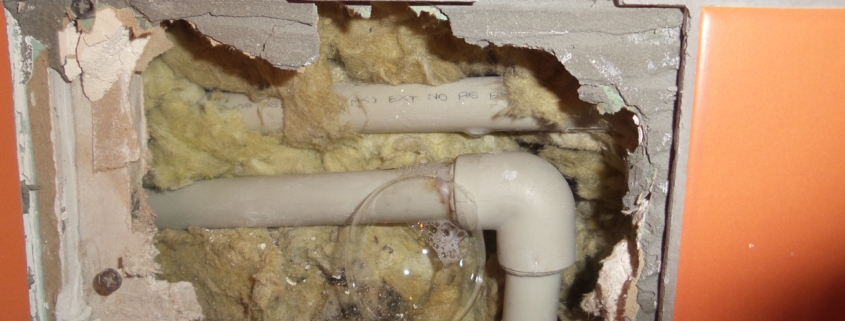 Wyciek wody zlokalizowany w ścianie, w łazience.