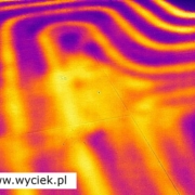 Defekt termiczny na powierzchni podłogi.