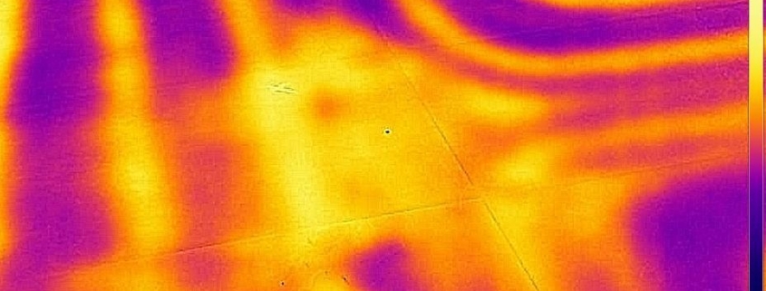 Defekt termiczny na powierzchni podłogi.